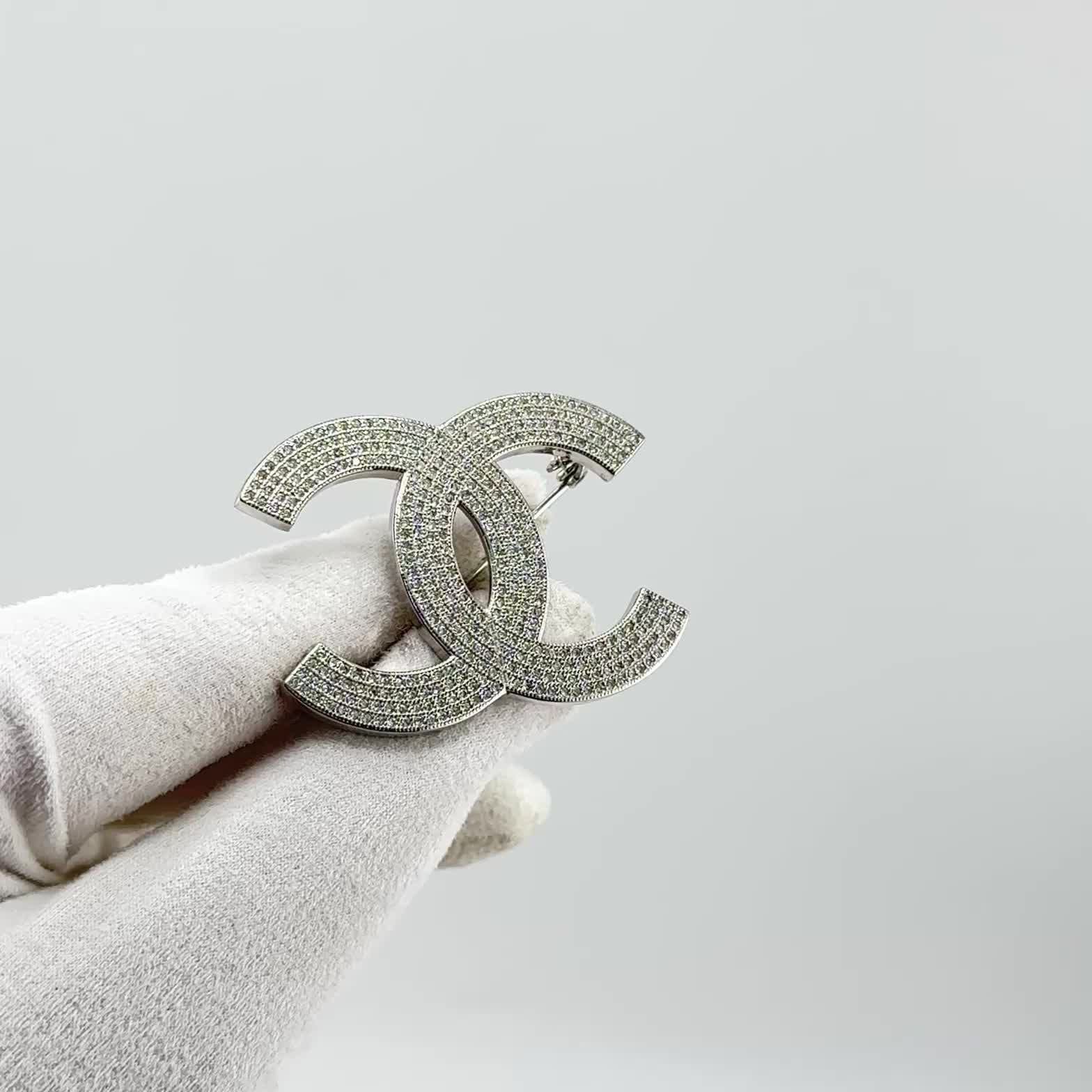 Брошь с фианитами из серебра 925 пробы арт. BO_005_BR_WG