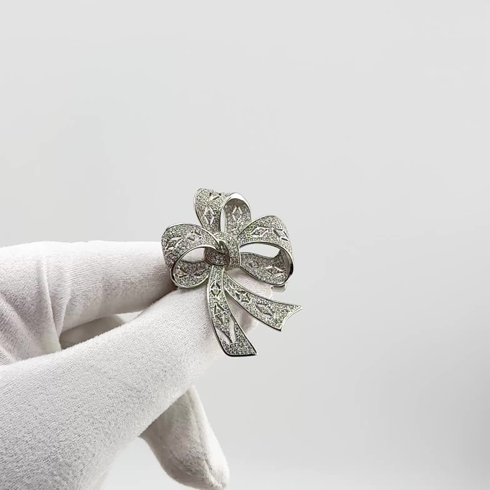 Брошь "Бант" с фианитами из серебра 925 пробы арт. BO_019_BR_WG