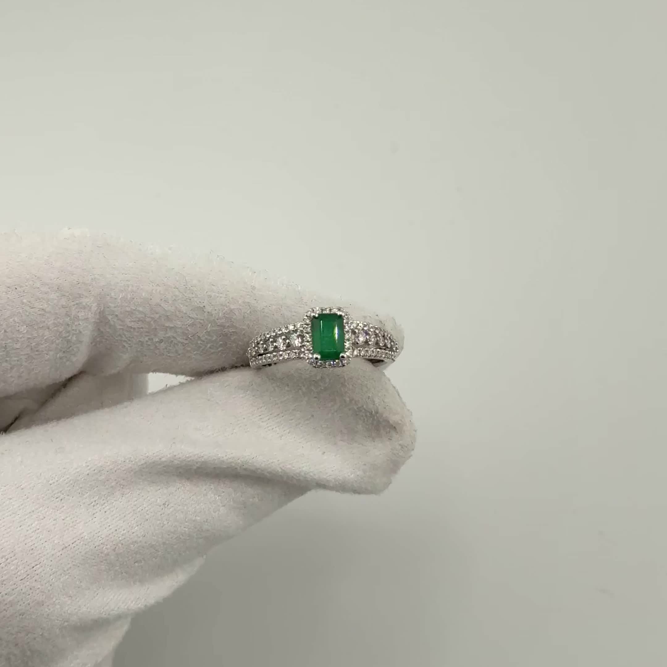 Кольцо с изумрудом и бриллиантами из белого золота 585 пробы арт. CR16661-WD-EM