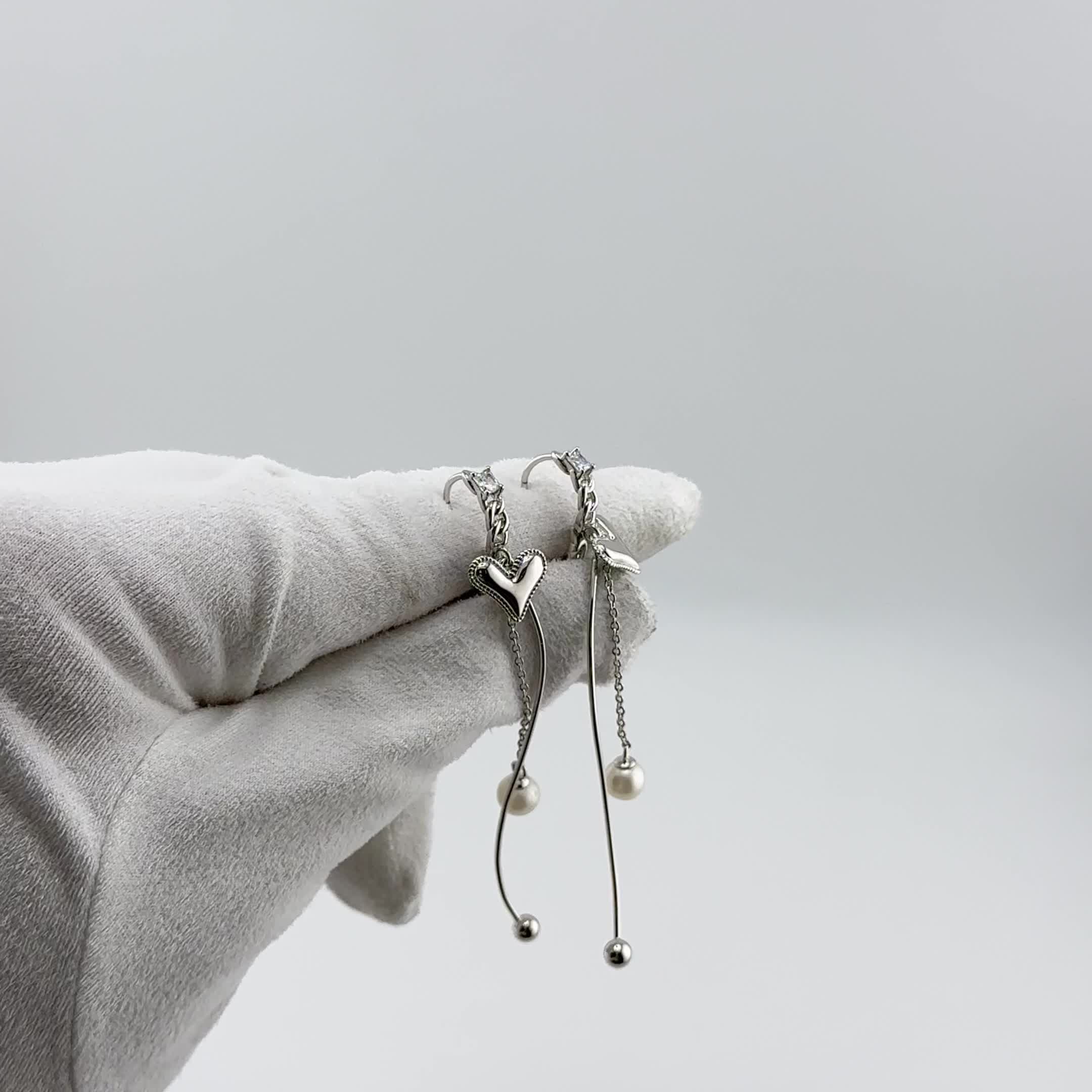 Серьги "Сердца" с фианитами и жемчугом из серебра 925 пробы арт. DE7425_SR_WP_WG