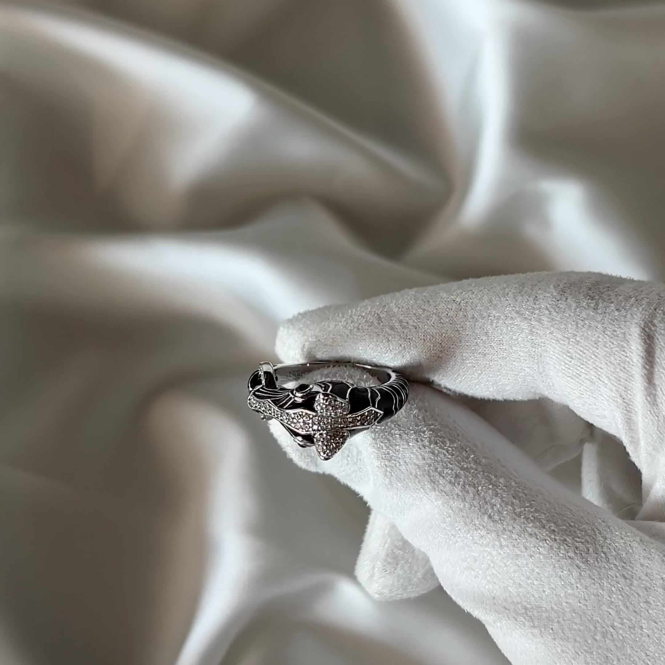 Кольцо с фианитами и эмалью из серебра 925 пробы арт. HPR4062-1_KO_ENAM_WG