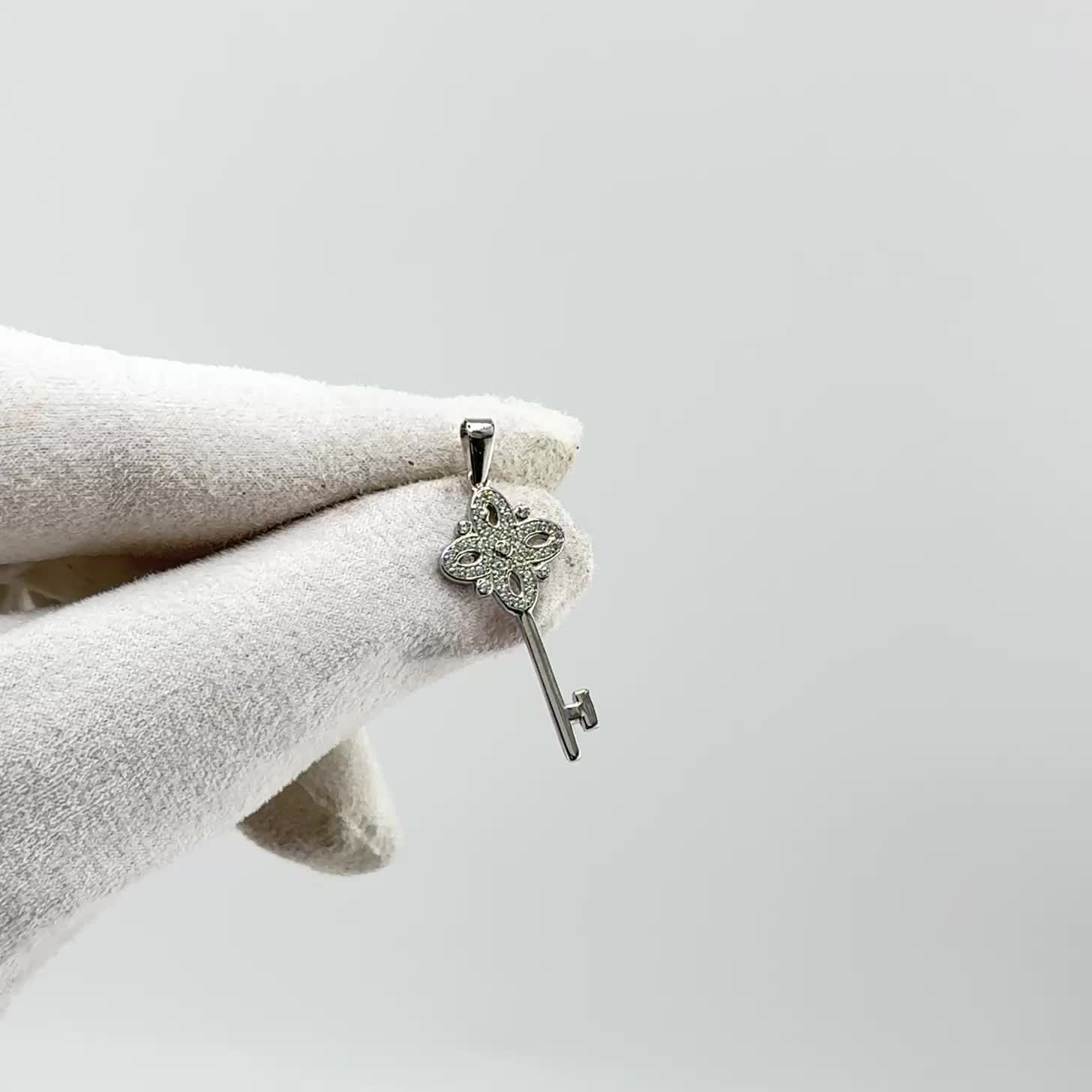 Подвеска "Ключ" с фианитами из серебра 925 пробы арт. P2404269r_PD_WG