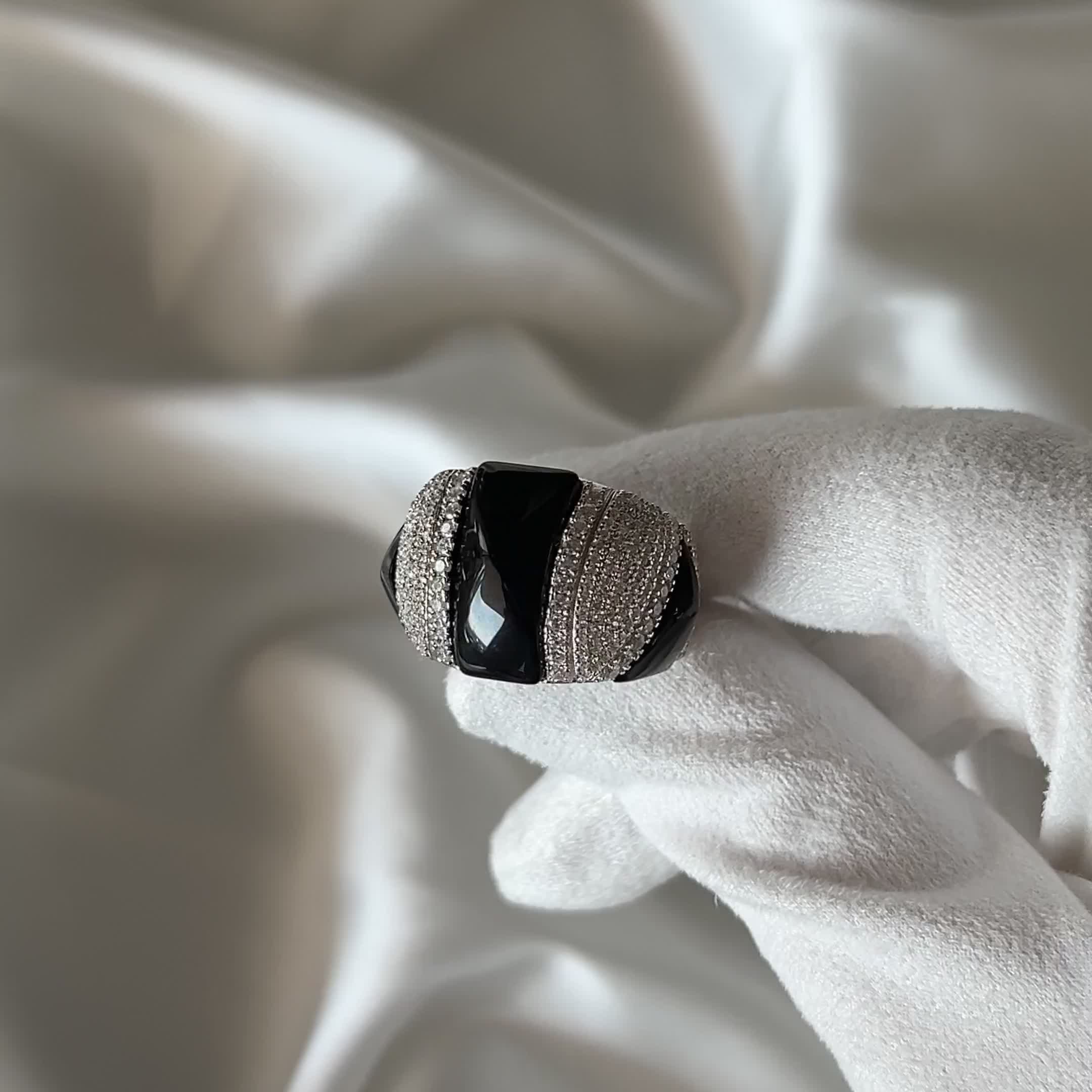 Кольцо с ониксом и фианитами из серебра 925 пробы арт. R39710-BW_KO_OX_WG
