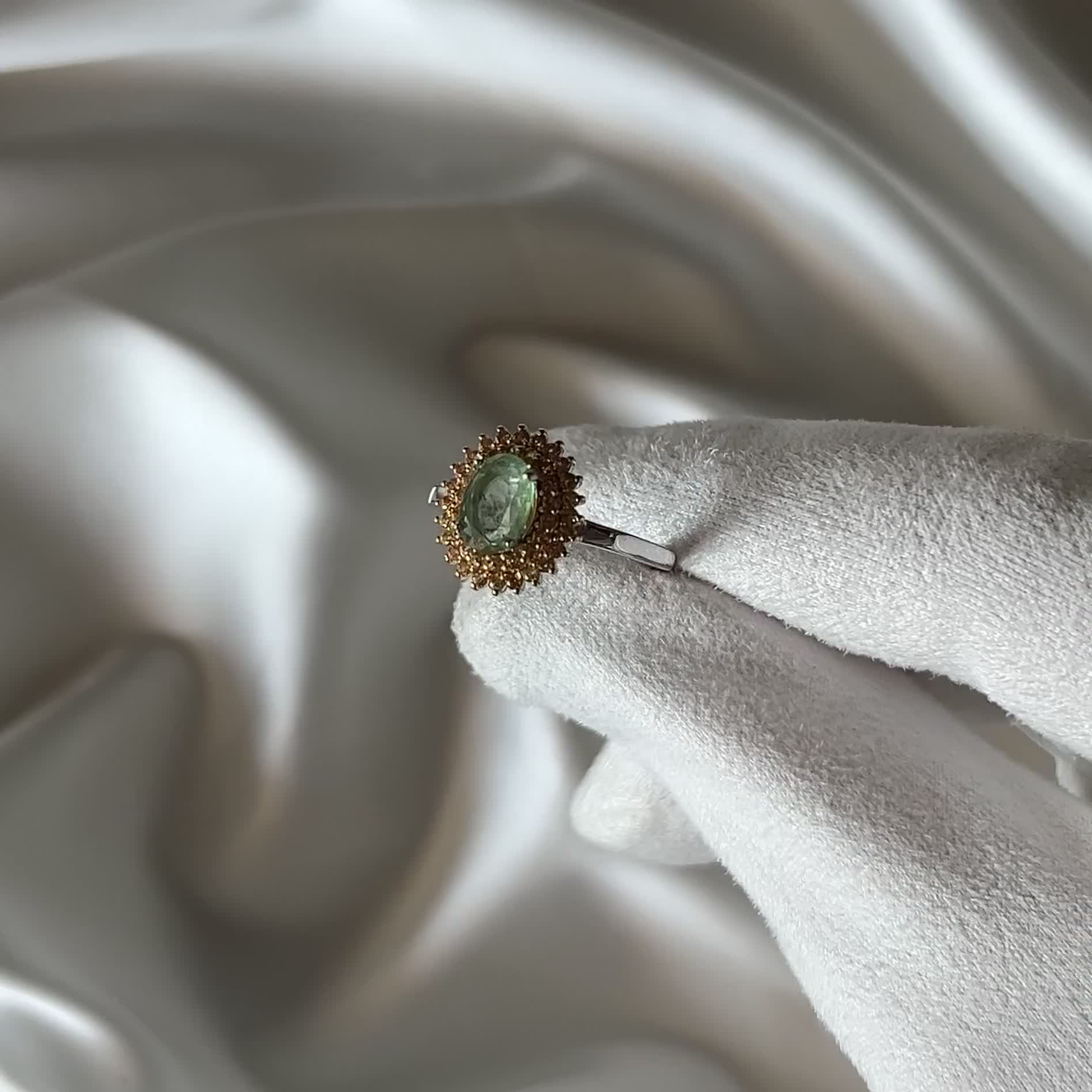 Кольцо с бериллом и сапфирами из серебра 925 пробы арт. RIC12_KO_YS_BR_WG