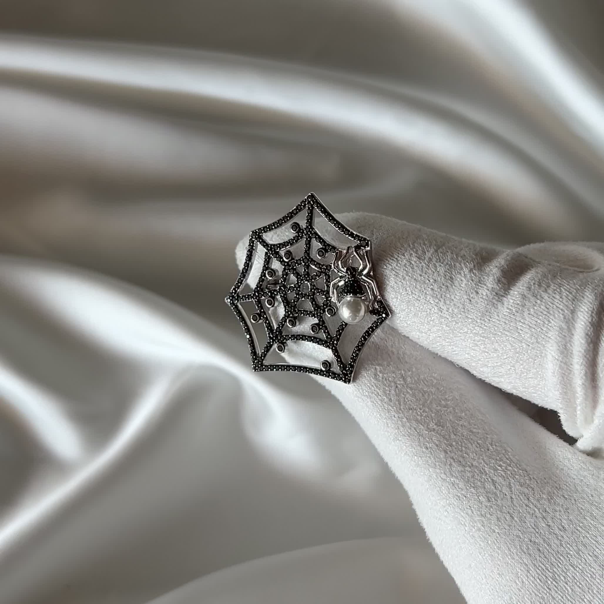 Брошь "Паутина" со шпинелью и жемчугом из серебра 925 пробы арт. RU3SB012_BR_SP_WG