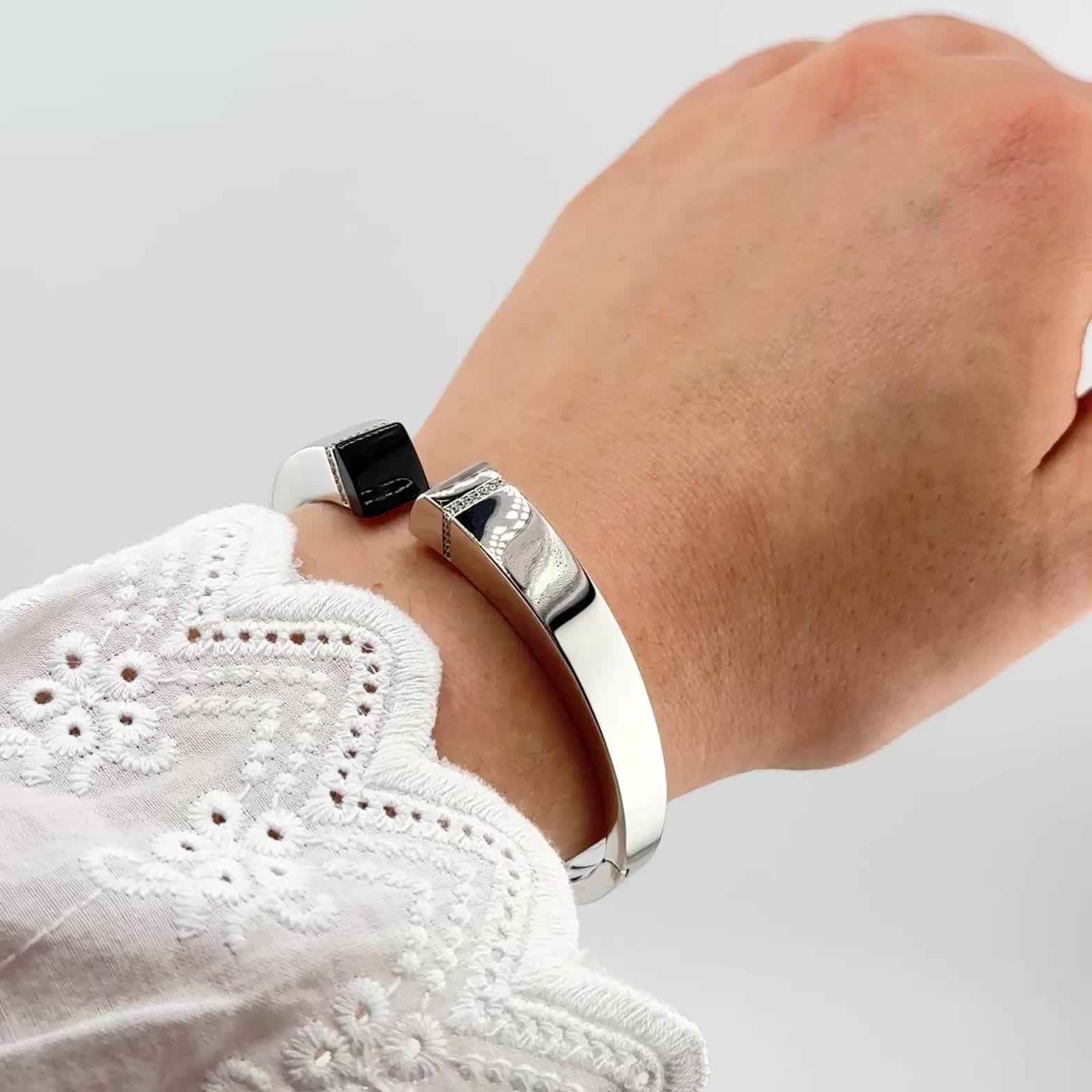 Браслет с ониксом и фианитами из серебра 925 пробы арт. SB37455-BW_BT_OX_WG