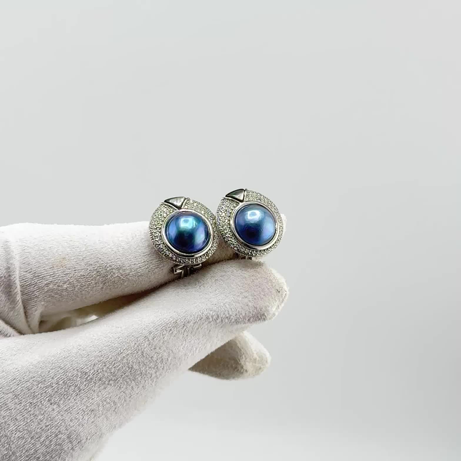 Серьги с жемчугом, перламутром и фианитами из серебра 925 пробы арт. SE1717_SR_WP_WG