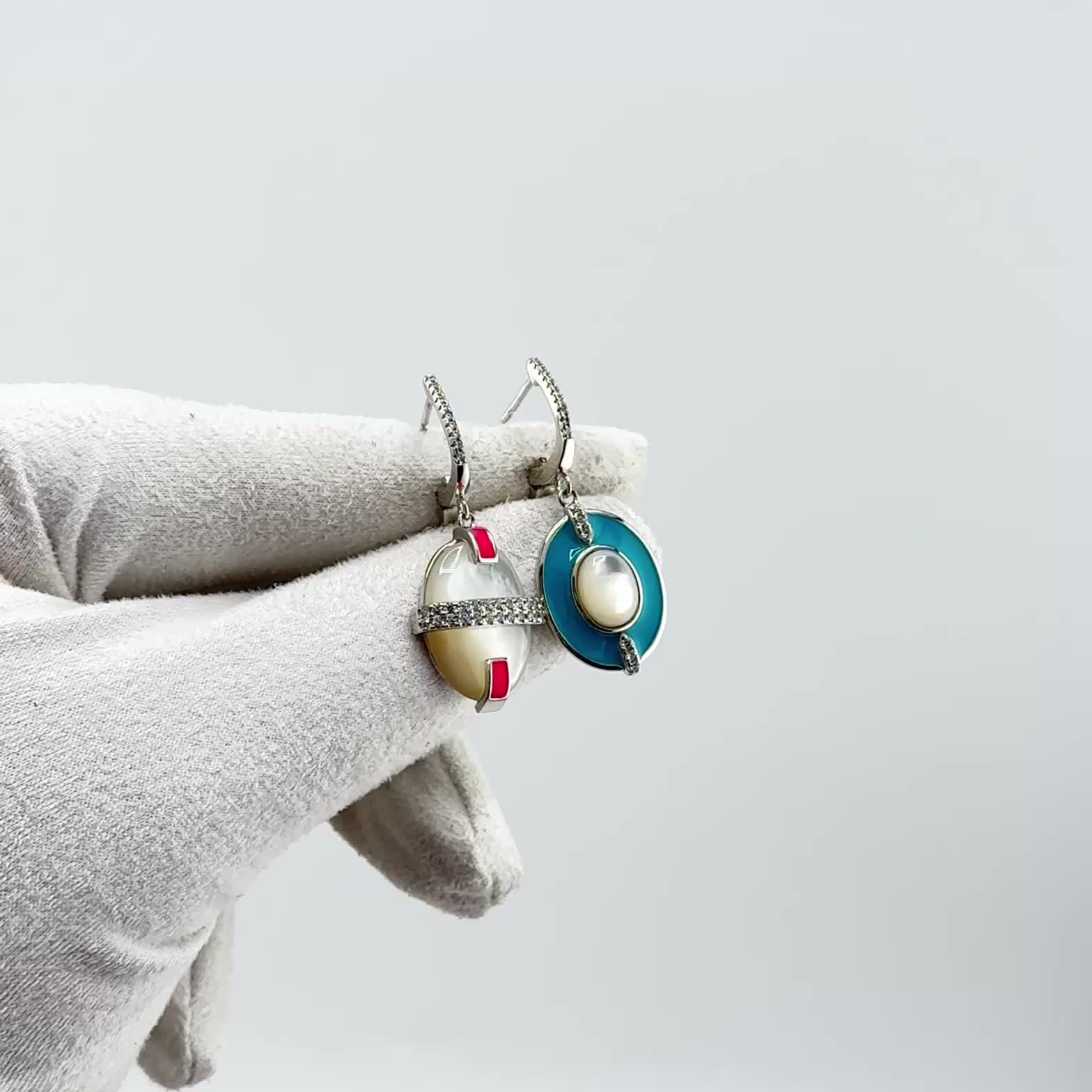 Серьги с перламутром, эмалью и фианитами из серебра 925 пробы арт. SE38251-BR_SR_SH_ENAM_WG