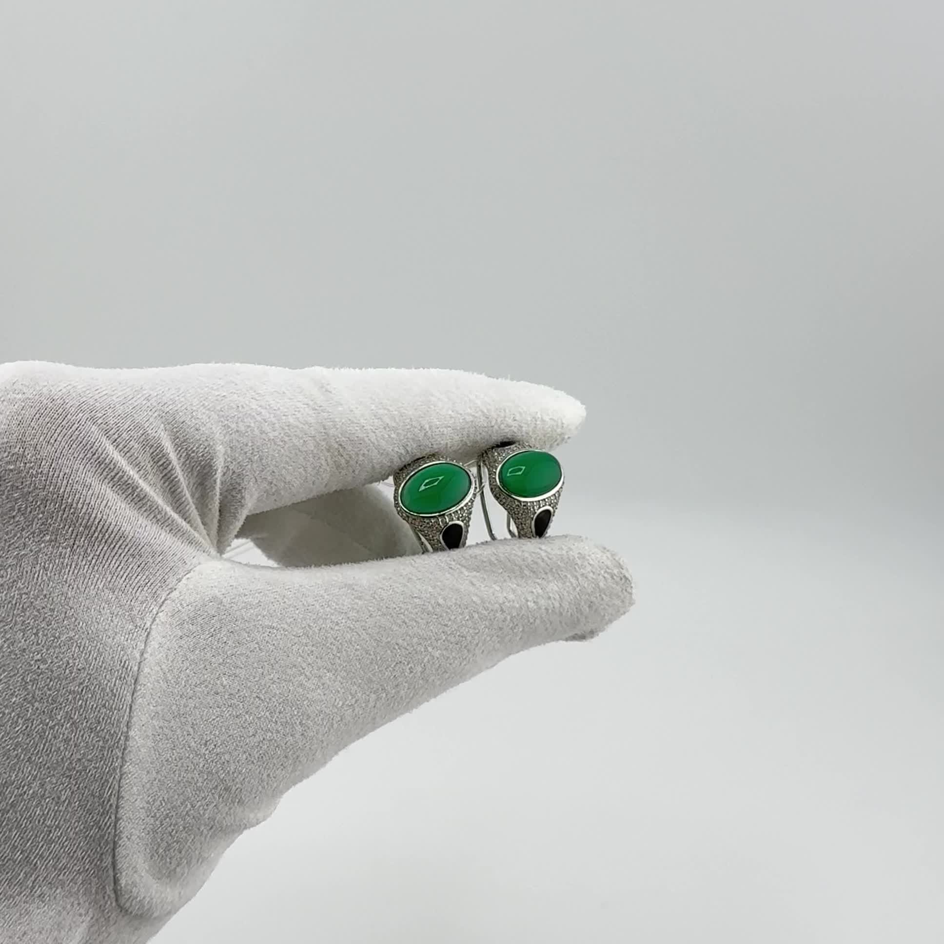 Серьги с агатом, фианитами и эмалью из серебра 925 пробы арт. SE40897_SR_ZAG_ENAM_WG