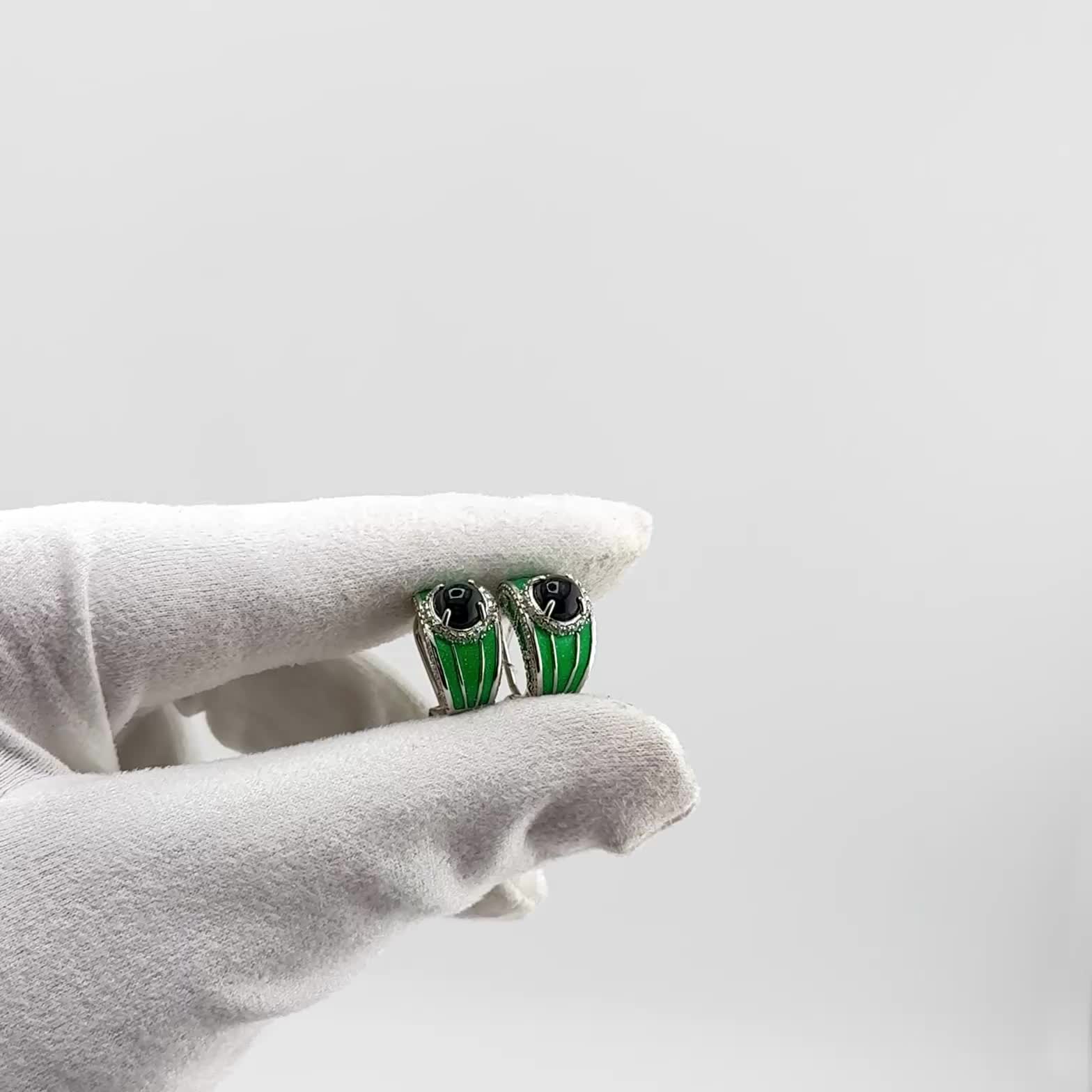 Серьги с ониксом, эмалью и фианитами из серебра 925 пробы арт. SE40898_SR_OX_ENAM_WG