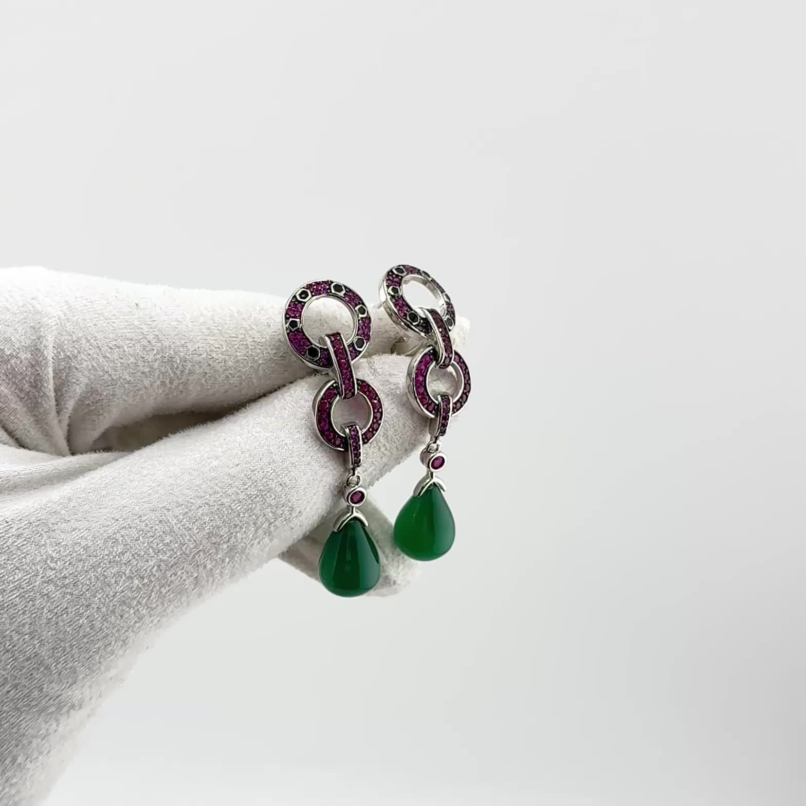 Серьги с корундами, агатом и эмалью из серебра 925 пробы арт. SE41490_SR_KORG_ZAG_WG