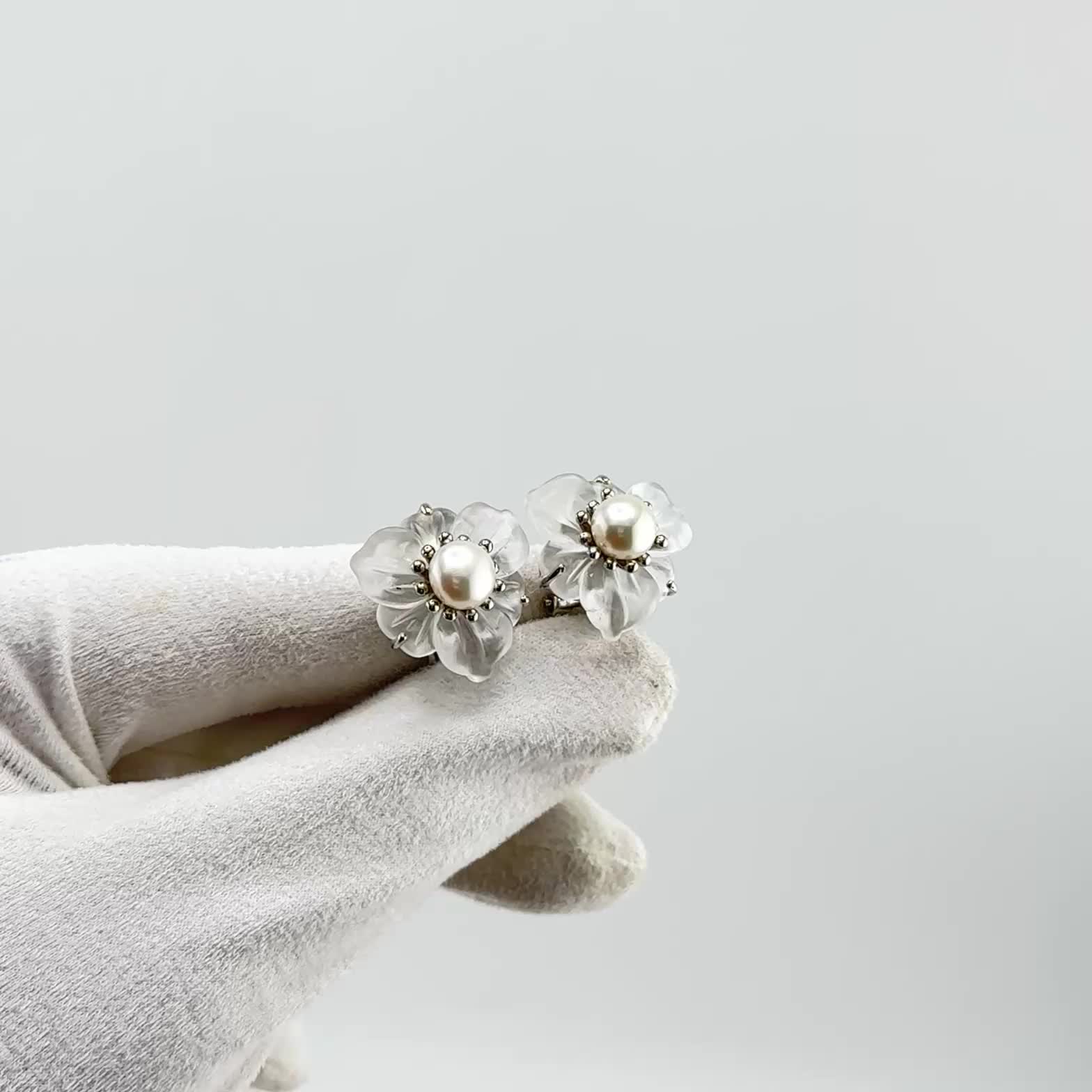 Серьги "Цветы" с жемчугом и кварцем из серебра 925 пробы арт. SE905_SR_QZ_WRCH_WG