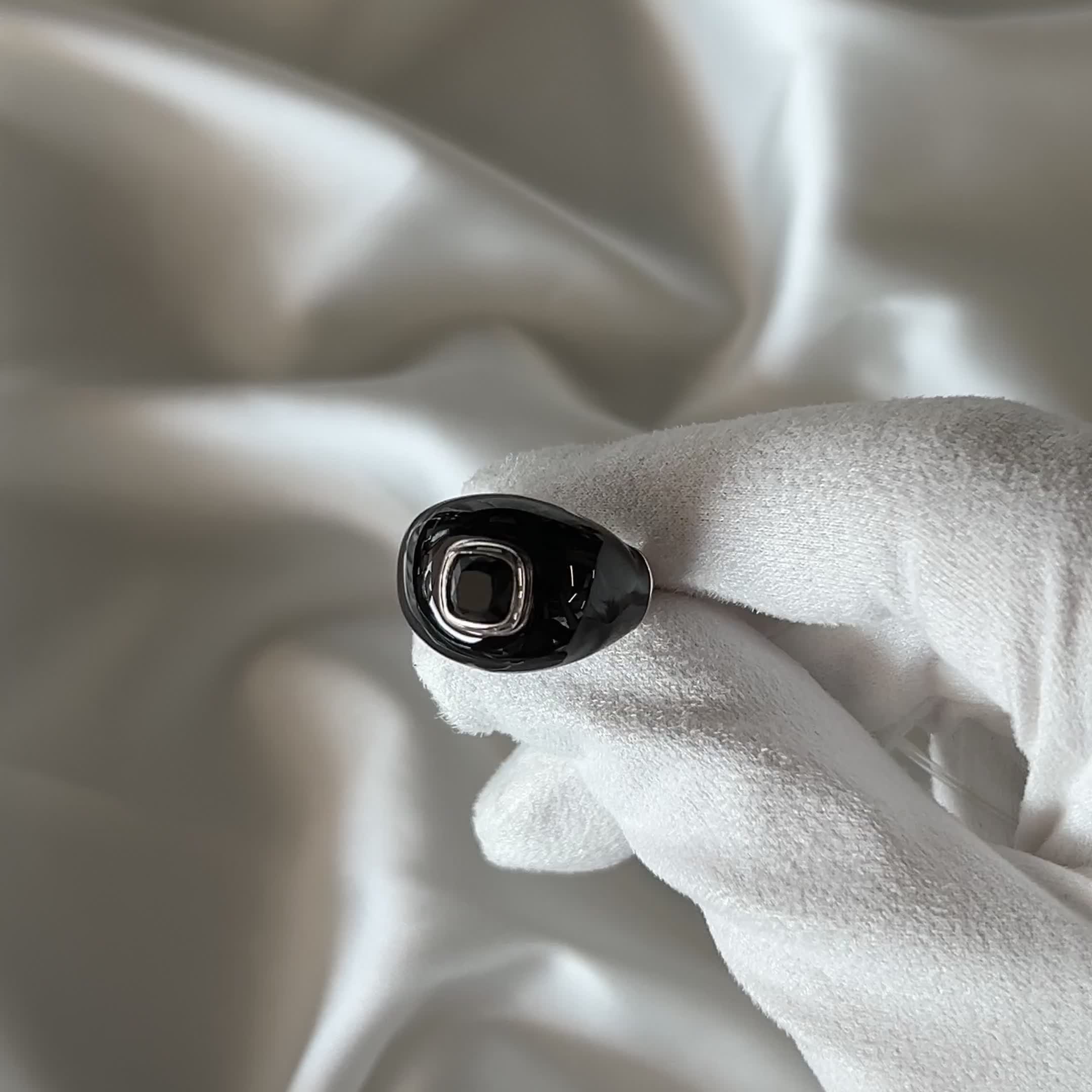 Кольцо с эмалью и ониксом из серебра 925 пробы арт. SR40171_KO_OX_ENAM_WG