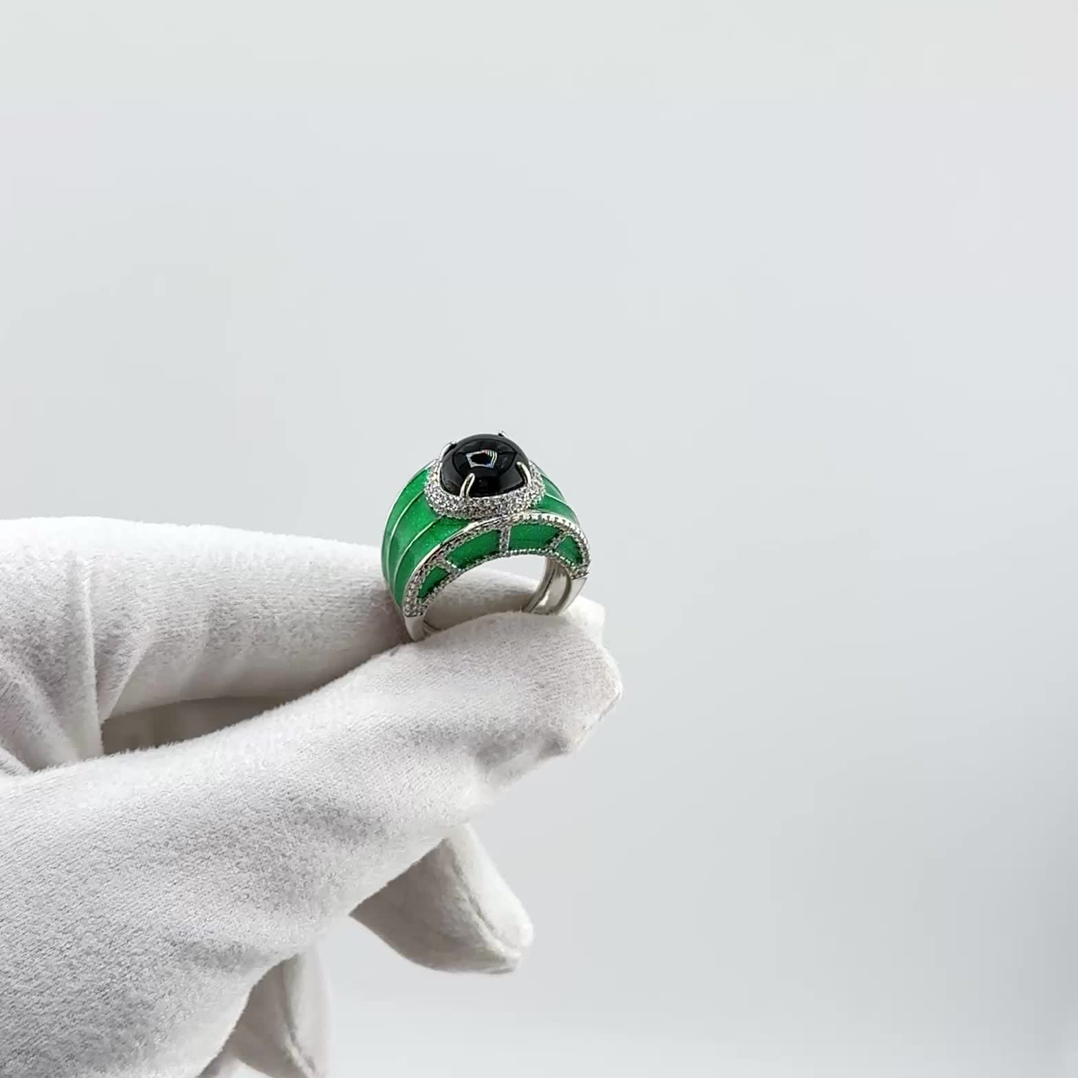 Кольцо с ониксом, эмалью и фианитами из серебра 925 пробы арт. SR40898_KO_OX_ENAM_WG