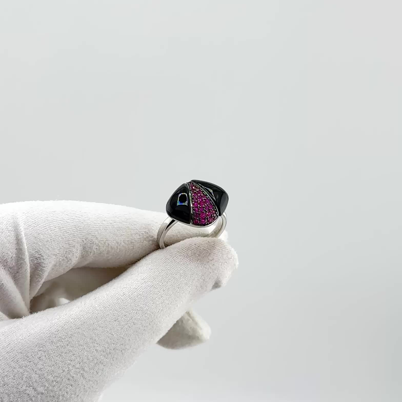 Кольцо с ониксом и корундами из серебра 925 пробы арт. SR41188_KO_KORG_OX_WG