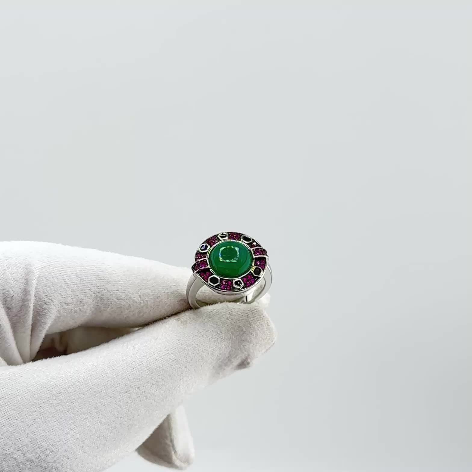 Кольцо с агатом, корундами и эмалью из серебра 925 пробы арт. SR41490_KO_KORG_ZAG_WG