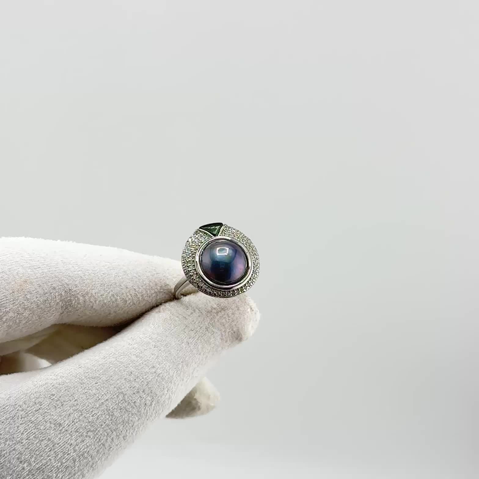 Кольцо с жемчугом, перламутром и фианитами из серебра 925 пробы арт. SR582_KO_WP_WG