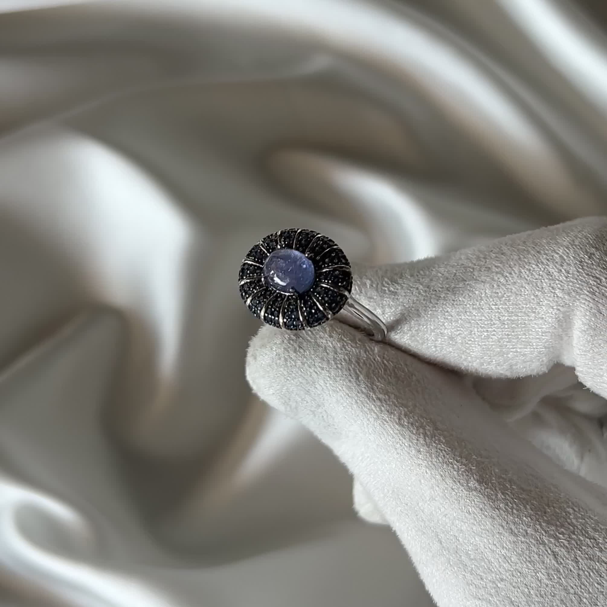 Кольцо с танзанитом и сапфирами из серебра 925 пробы арт. STK-02_KO_GLSA_TA_BW