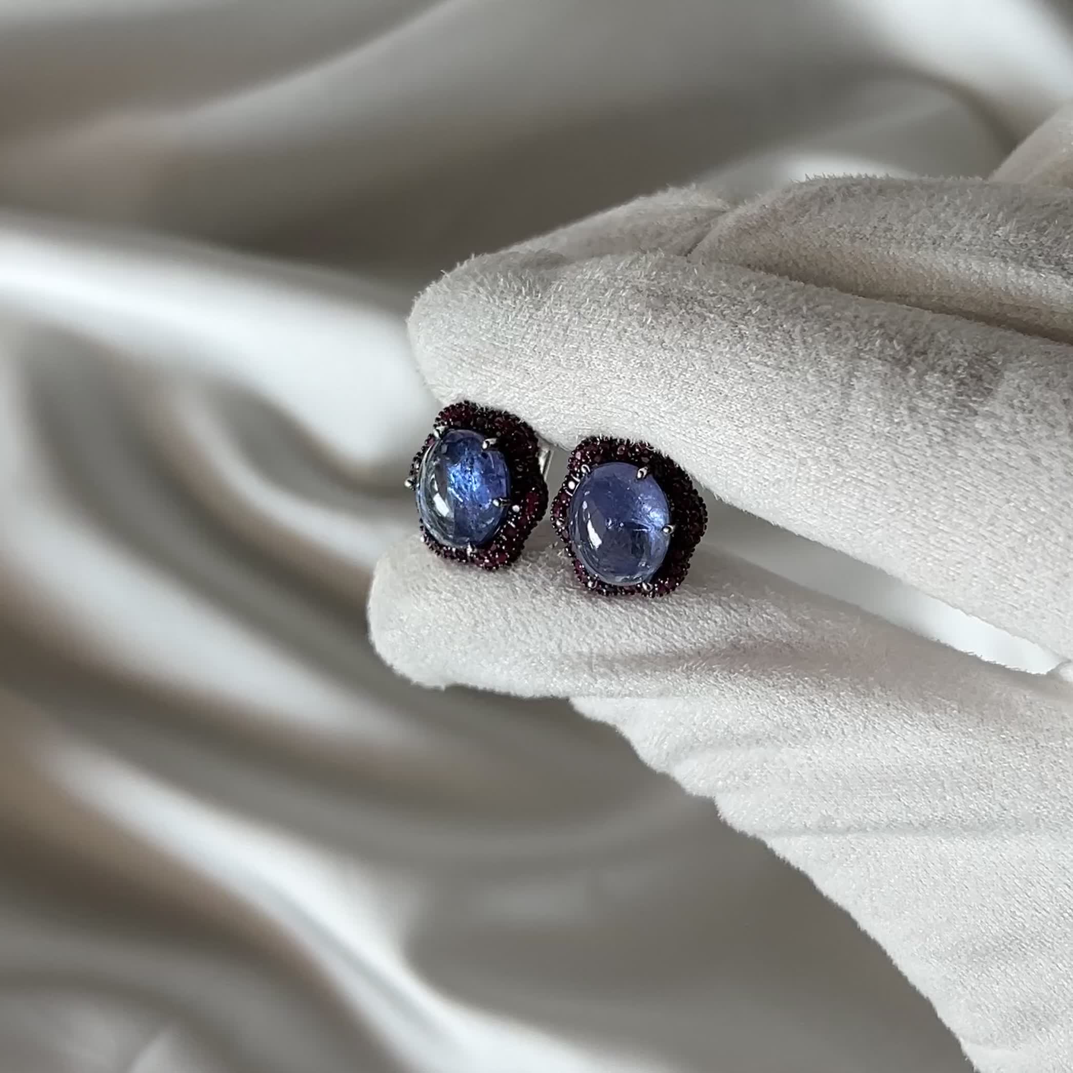 Серьги с корундами и танзанитами из серебра 925 пробы арт. STK-17_SR_CR_TA_BW