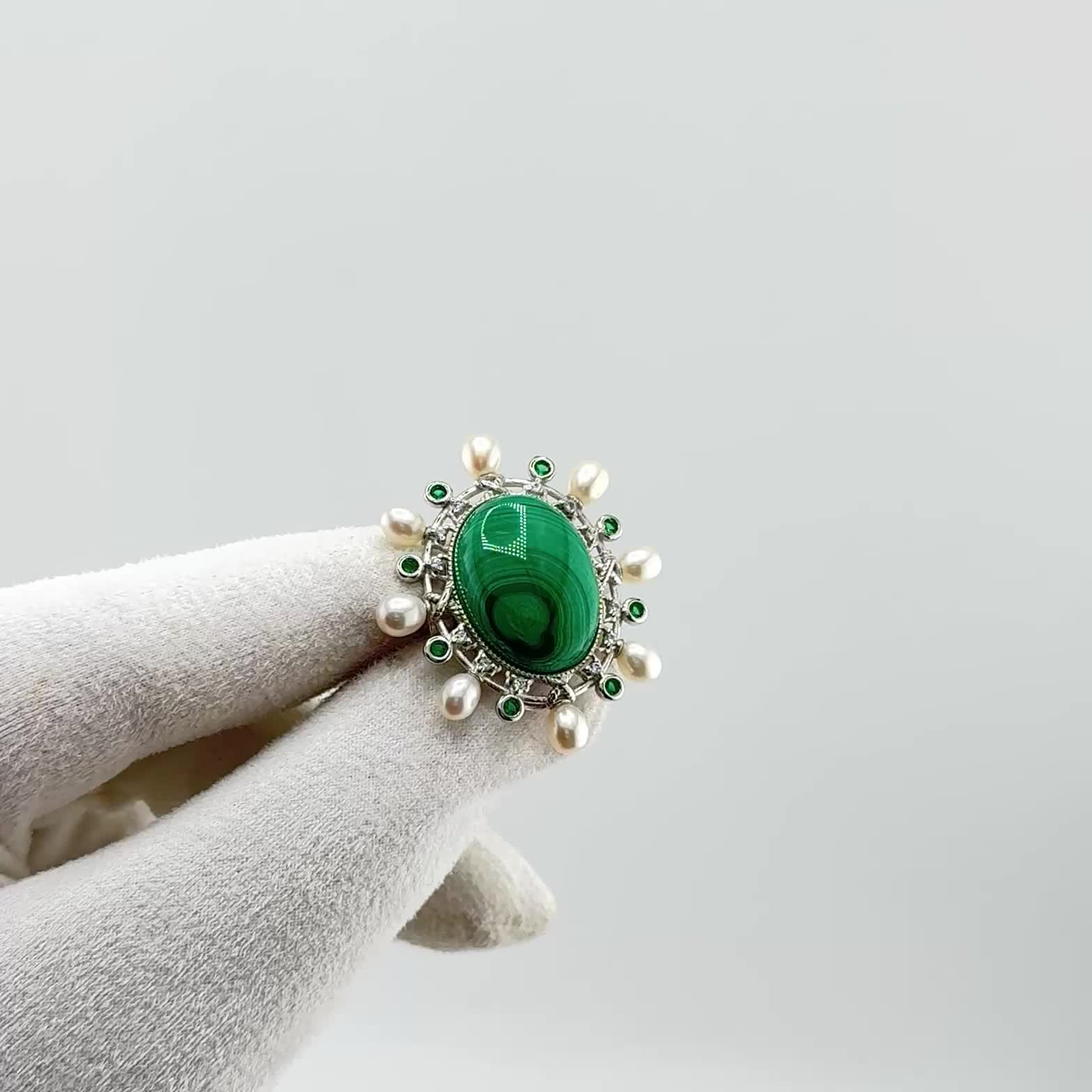 Брошь с малахитом, жемчугом и фианитами из серебра 925 пробы арт. XZ002_BRP_MH_WRCH_WG