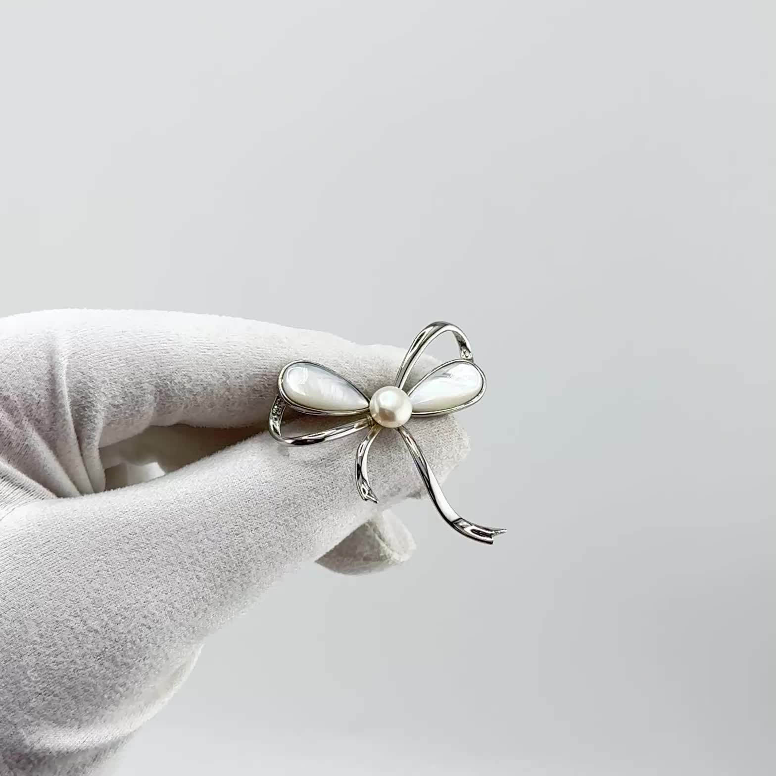 Брошь "Бант" с перламутром и жемчугом из серебра 925 пробы арт. XZ113_BR_SH_WRCH_WG