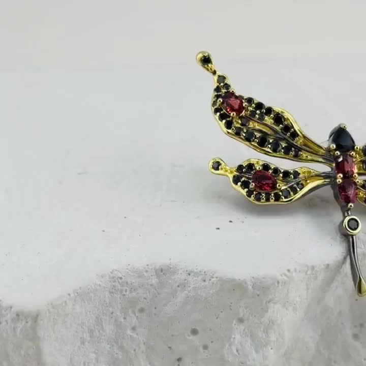 Брошь "Стрекоза" со шпинелью и гранатами из серебра 925 пробы с позолотой арт. YC02938_BRP_SP_GR_BJ