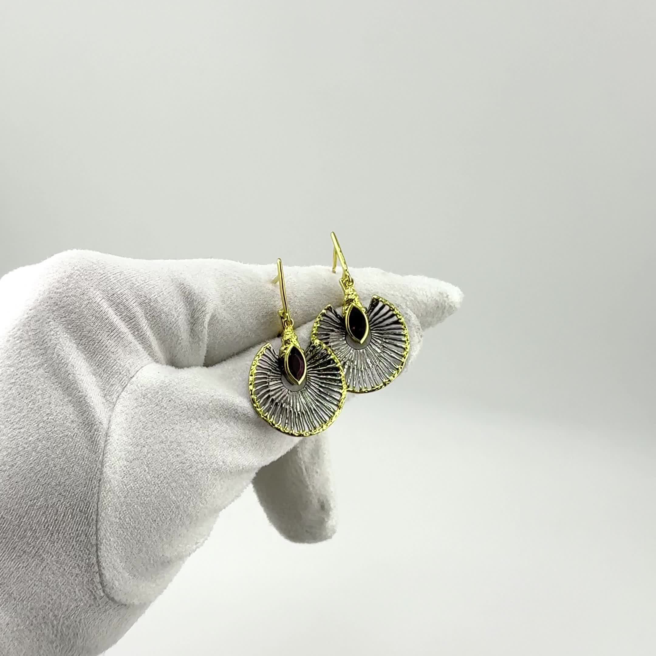 Серьги с гранатами из серебра 925 пробы с позолотой арт. YE02182_SR_GR_BJ