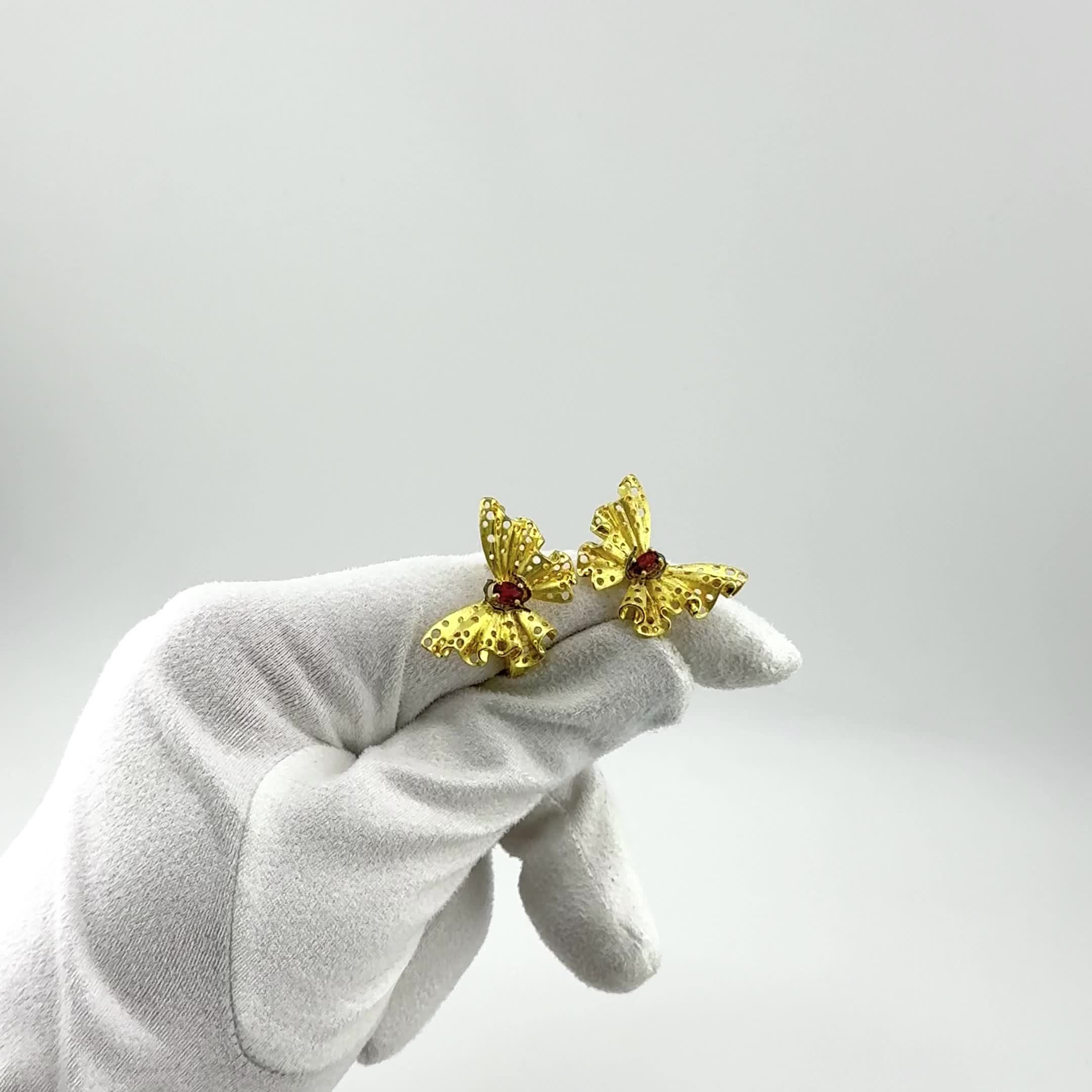 Серьги "Бабочки" с гранатами из серебра 925 пробы с позолотой арт. YE02648_SR_GR_YG