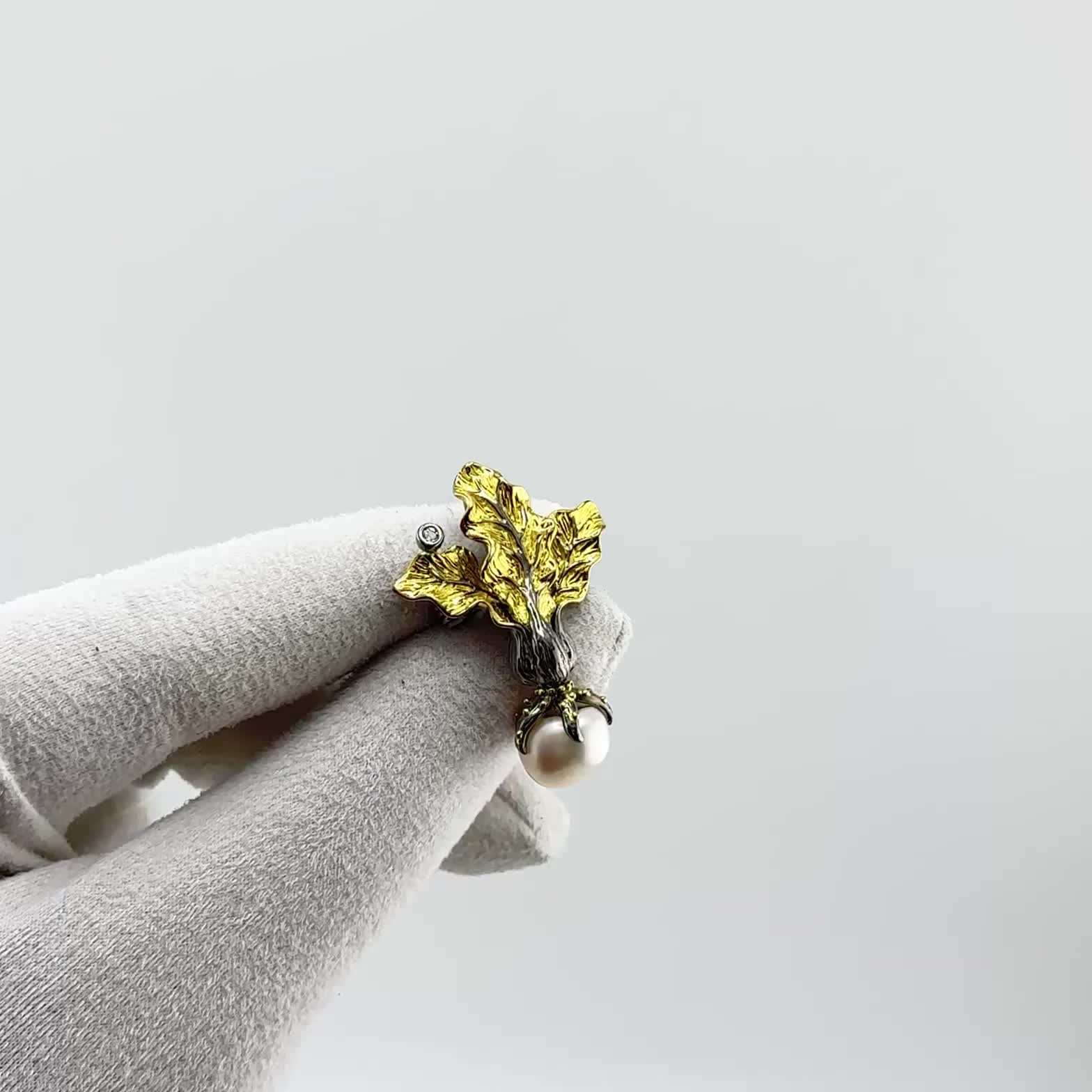 Брошь с барочным жемчугом и топазом из серебра 925 пробы с позолотой арт. YP02384_BRP_WB_BJ