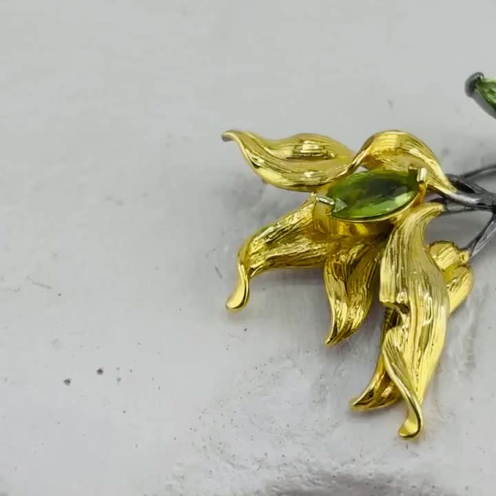 Брошь-Подвеска "Цветок" с перидотом из серебра 925 пробы с позолотой арт. YP02484_BRP_PD_BJ