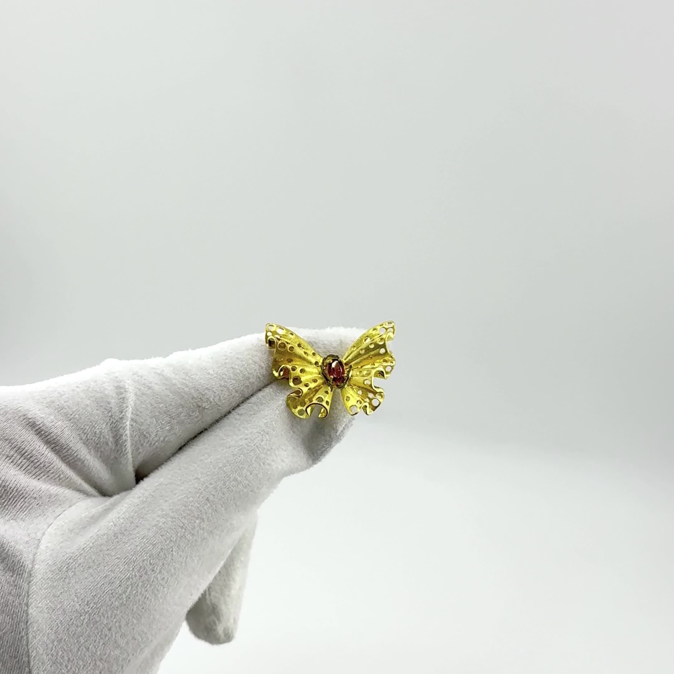 Брошь "Бабочка" с гранатом из серебра 925 пробы с позолотой арт. YP02648_BRP_GR_YG