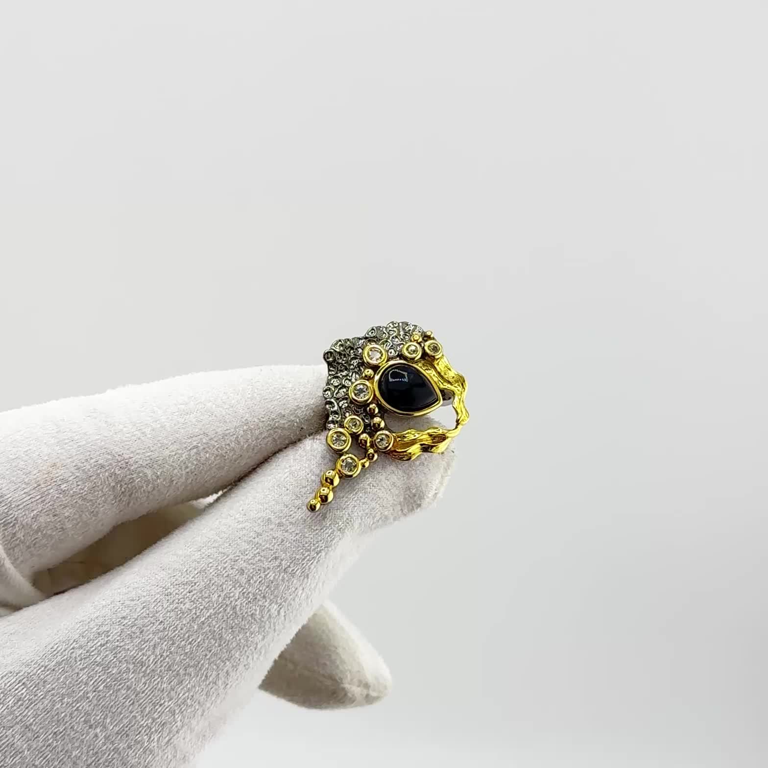 Брошь с топазами и содалитом из серебра 925 пробы с позолотой арт. YP02858_BRP_CD_BJ