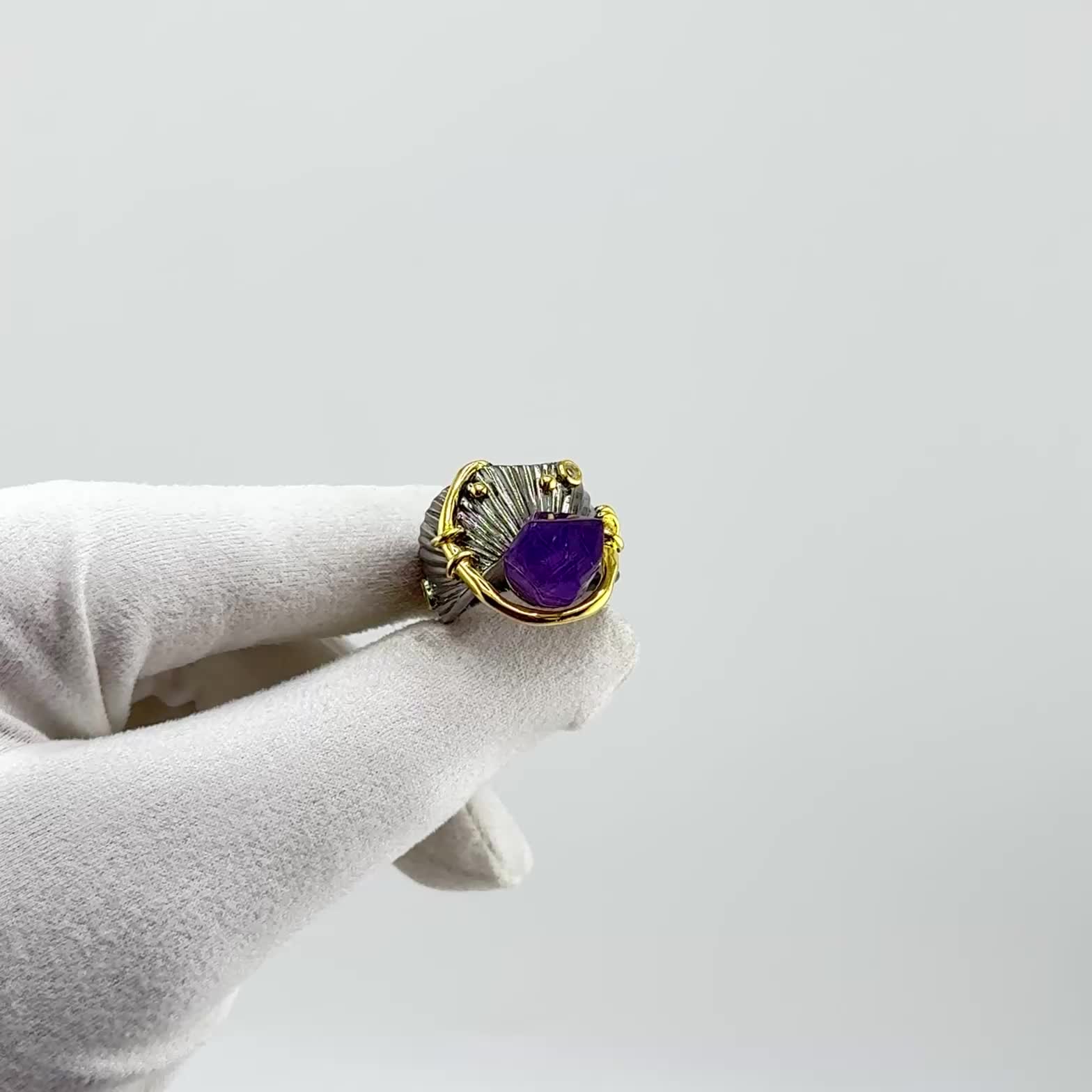 Кольцо с аметистом и топазом из серебра 925 пробы с позолотой арт. YR02785_KO_AM_BJ