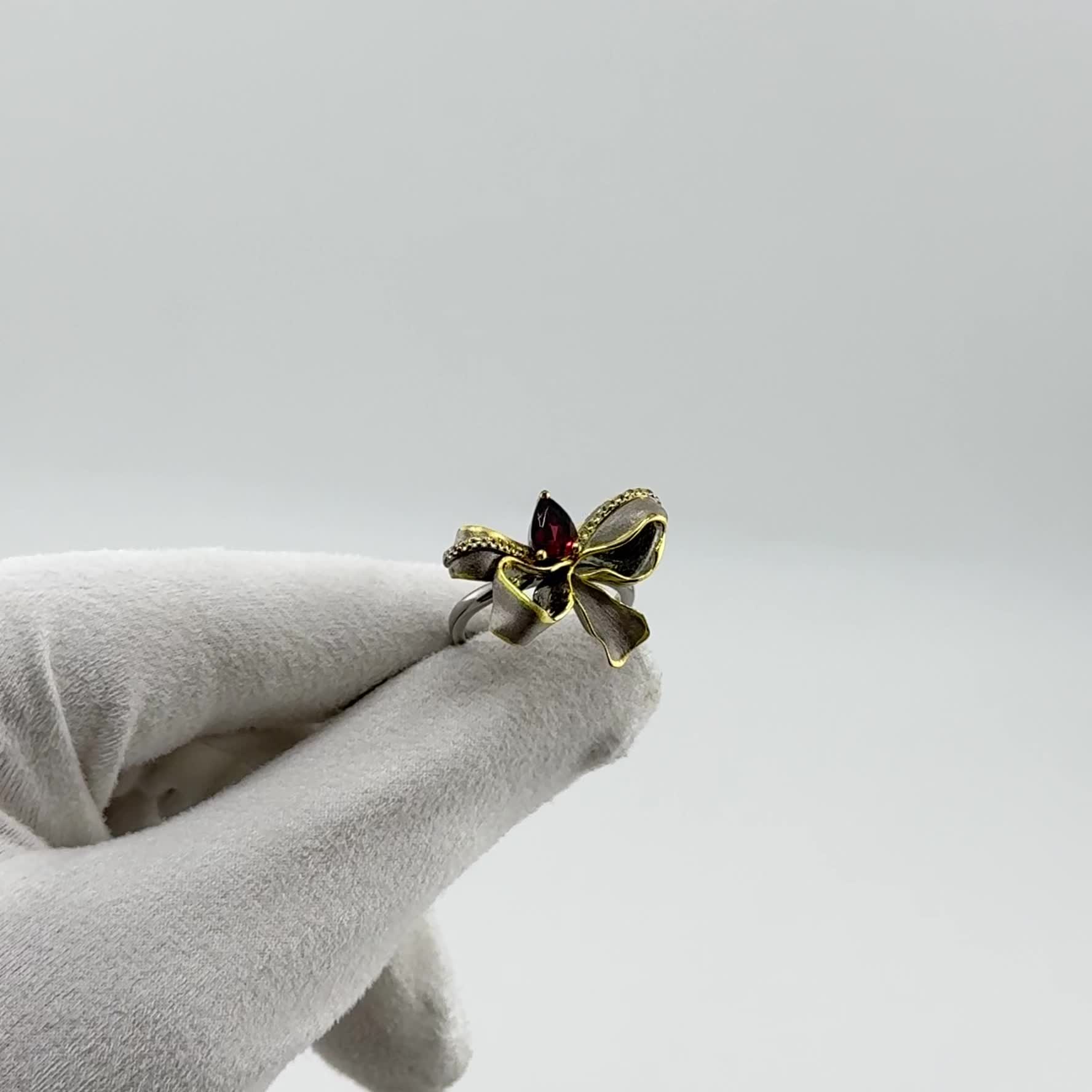 Кольцо "Бант" с гранатом и топазами из серебра 925 пробы арт. YR02994_KO_GR_BJ