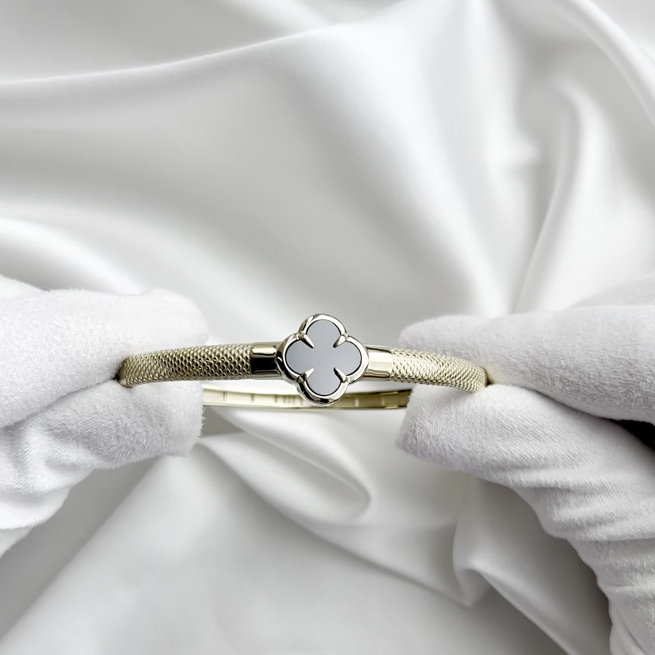 Браслет "Клевер" с ониксом из желтого золота 585 пробы арт. л070055