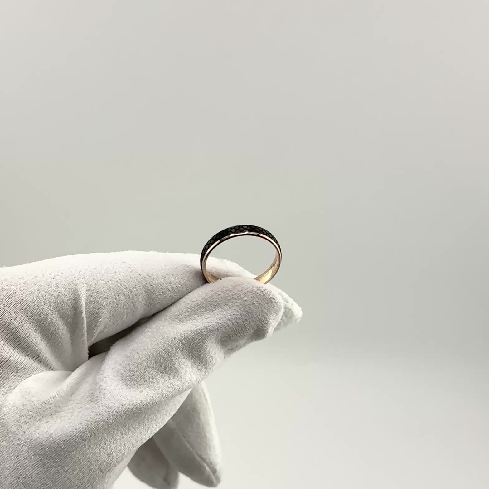 Кольцо обручальное с карбоном из золота 585 пробы арт. ГКлз-24м/к