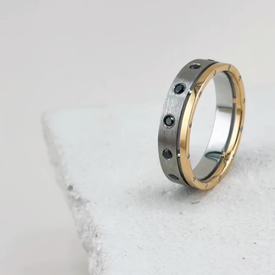 Кольцо обручальное с бриллиантами из золота 585 пробы арт. КРТ-10-36чбр/кб