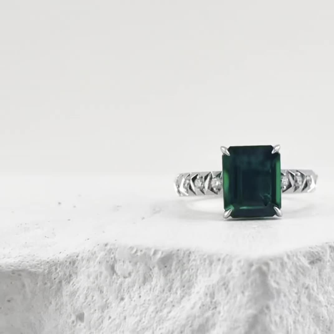 Кольцо с изумрудом и бриллиантами из белого золота 585 пробы арт. Э1/1041-223